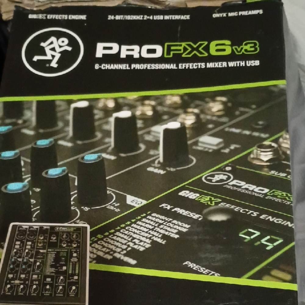 Mackie ProFX6 v3 6-Channel Professional Effects Mixer - Black with Green Accents